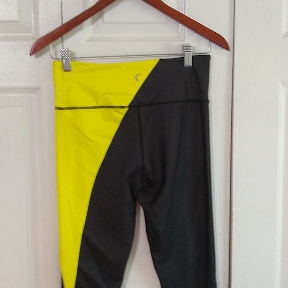 Zyia Neon yellow Metallic Light and tight leggings work out size 8-10 - Picture 6 of 7